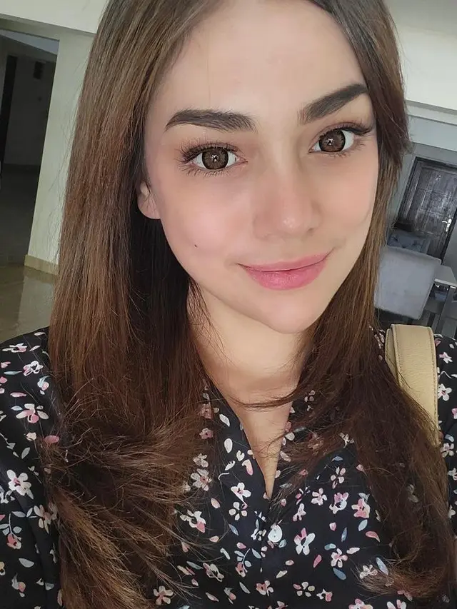 Pesona Cantik Celine Evangelista dengan Makeup Natural Tanpa Filter, Flawless!
