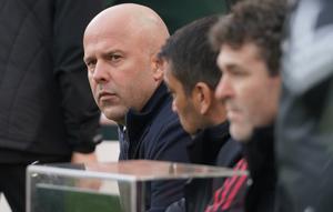 Pelatih Liverpool, Arne Slot, menunggu dimulainya pertandingan Premier League Inggris antara Liverpool dan Nottingham Forest di Liverpool, Inggris, Sabtu, 22 November 2025. (Foto AP/Ian Hodgson)