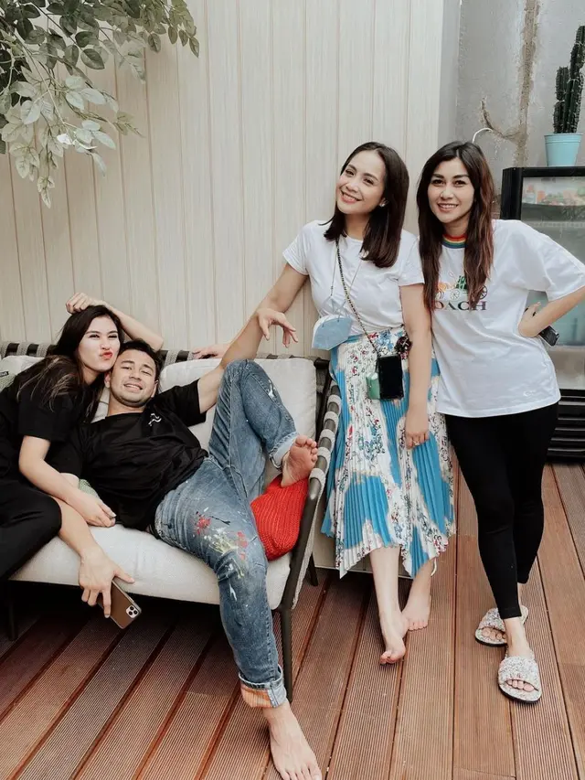 6 Potret Kebersamaan Raffi Ahmad dan Dua Adik Perempuannya, Kompak Sejak Kecil
