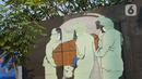 Mural bertema covid-19 di kawasan Bukit Duri, Jakarta, Minggu (30/8/2020). Mural yang dibuat oleh petugas PPSU tersebut bertujuan untuk mengingatkan masyarakat akan bahaya covid-19, sehubungan dengan masih tingginya jumlah kasus positif covid-19 di Jakarta. (Liputan6.com/Immanuel Antonius)