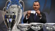 Mantan striker Belanda Ruud Gullit menunjukkan nama Monako saat undian babak 16 besar Liga Champions di Nyon, Swiss, 12 Desember 2016. PSSI sudah berkomunikasi dengan Gullit untuk melatih Timnas Indonesia. (Photo by Fabrice COFFRINI/AFP)