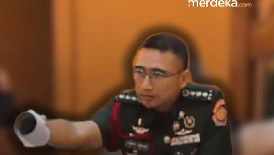Lihat Tumbler Air Keras Kasus Andrie Yunus, Tak Terduga Hakim: Sampai Karatan Gitu!