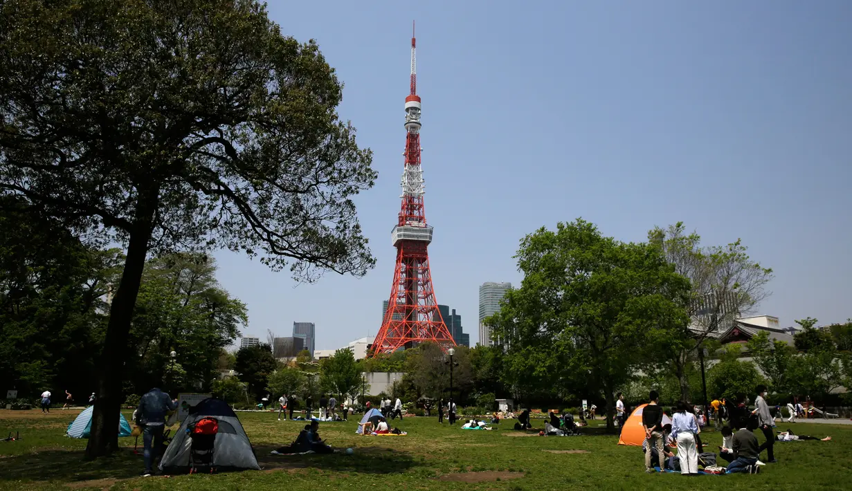Warga menikmati cuaca musim semi yang bagus di awal liburan Minggu Emas di Taman Shiba, Rabu, (29/4/2020). Gubernur Tokyo Yuriko Koike menyerukan perpanjangan "keadaan darurat" nasional Jepang, meminta warga  tinggal di rumah dan jarak sosial, untuk membendung penyebaran Covid-19. (AP/Kiichiro Sato)