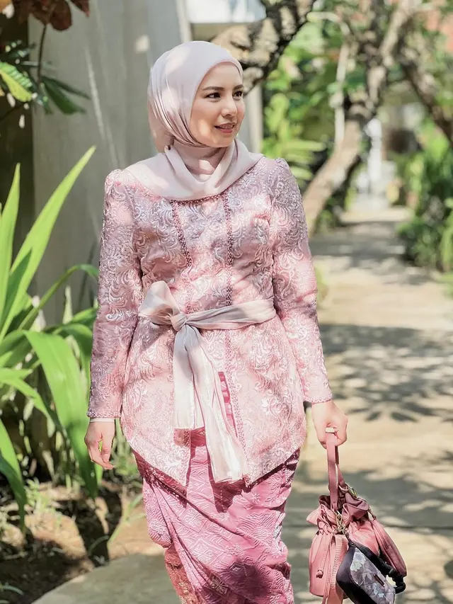 6 Adu Gaya Tya Ariestya, Cut Meyriska, hingga Eriska Rein Kembaran Pakai Kebaya Bali