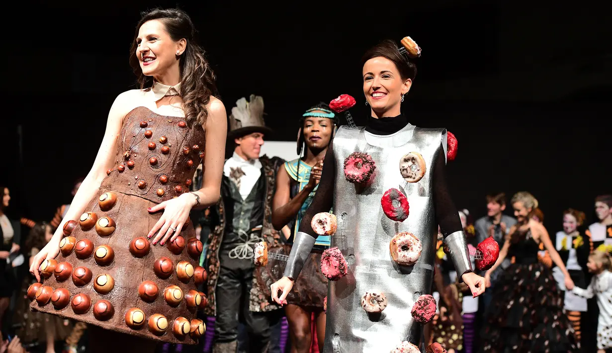 Sejumlah model berjalan di catwalk menggunakan busana berbahan cokelat pada festival cokelat "Salon du Chocolat" di Ibu Kota Belgia, Brussels, Kamis (9/2). (AFP PHOTO/Emmanuel DUNAND)