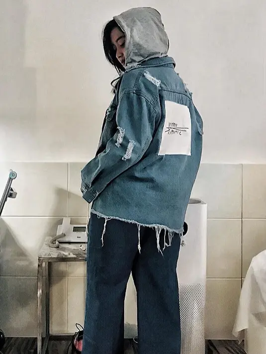 Lebby Wilayati merupakan penyanyi dangdut muda yang mulai meramaikan dangdut tanah air. Ia juga pintar padu padan busana, penampilannya yang memakai jaket jeans dengan dipadukan celana jeans, sungguh cocok. (Liputan6.com/IG/@lebbywilayati)