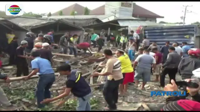 Akibat insiden itu, lima orang tewas tertimbun reruntuhan bangunan dan badan truk.