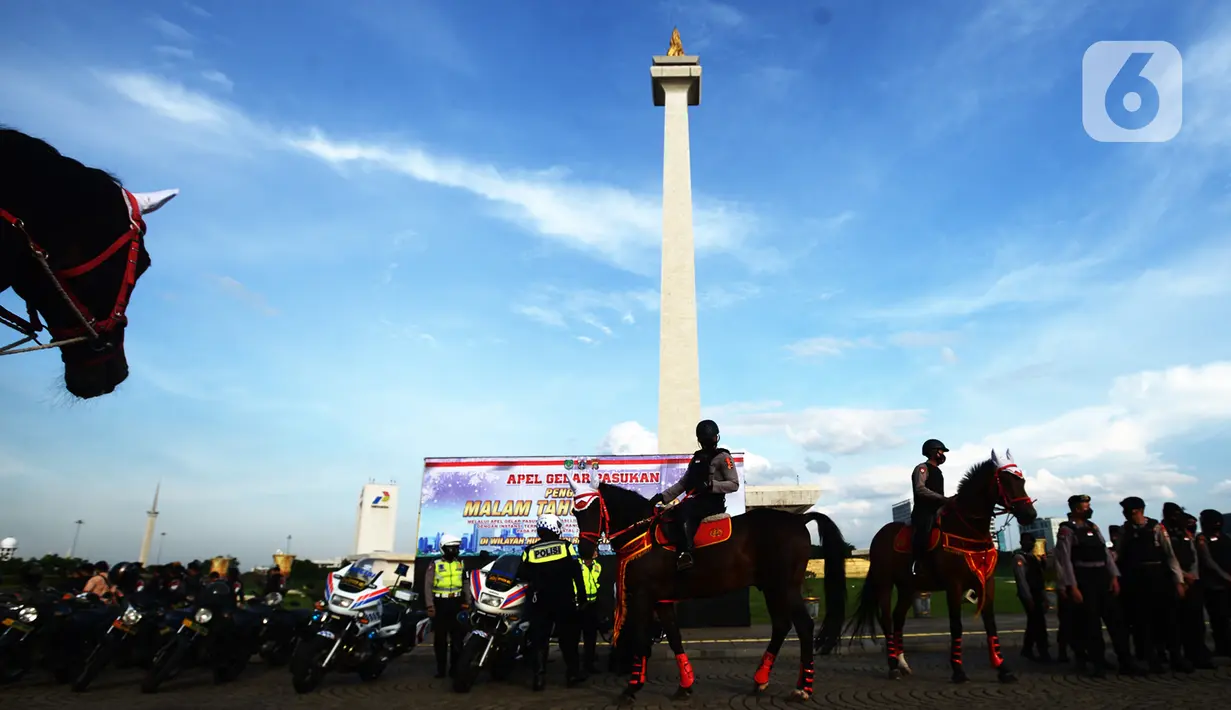 Personel gabungan Polres Jakarta Pusat mengelar apel gelar pasukan pengamanan malam Tahun Baru 2022 di Lapangan Monas, Jakarta, Jumat (31/12/2021). Pengamanan pergantian malam Tahun Baru 2022 sebagai tindak lanjut crowd free night (CFN) yang akan diberlakukan di 11 kawasan. (merdeka.com/Imam Buhori)