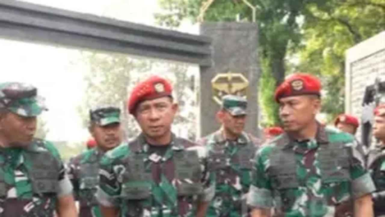 Agus Subiyanto meyakinkan kesiapan prajurit dengan meninjau Kontingen Penembak ASEAN Armies Rifle Meet (AARM) di Markas Kopassus.  <br>
