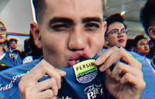 Potret Aisar Khaled Nonton Pertandingan Persib Bandung di Stadion, Aksinya Malah Jadi Bintang di Tribun