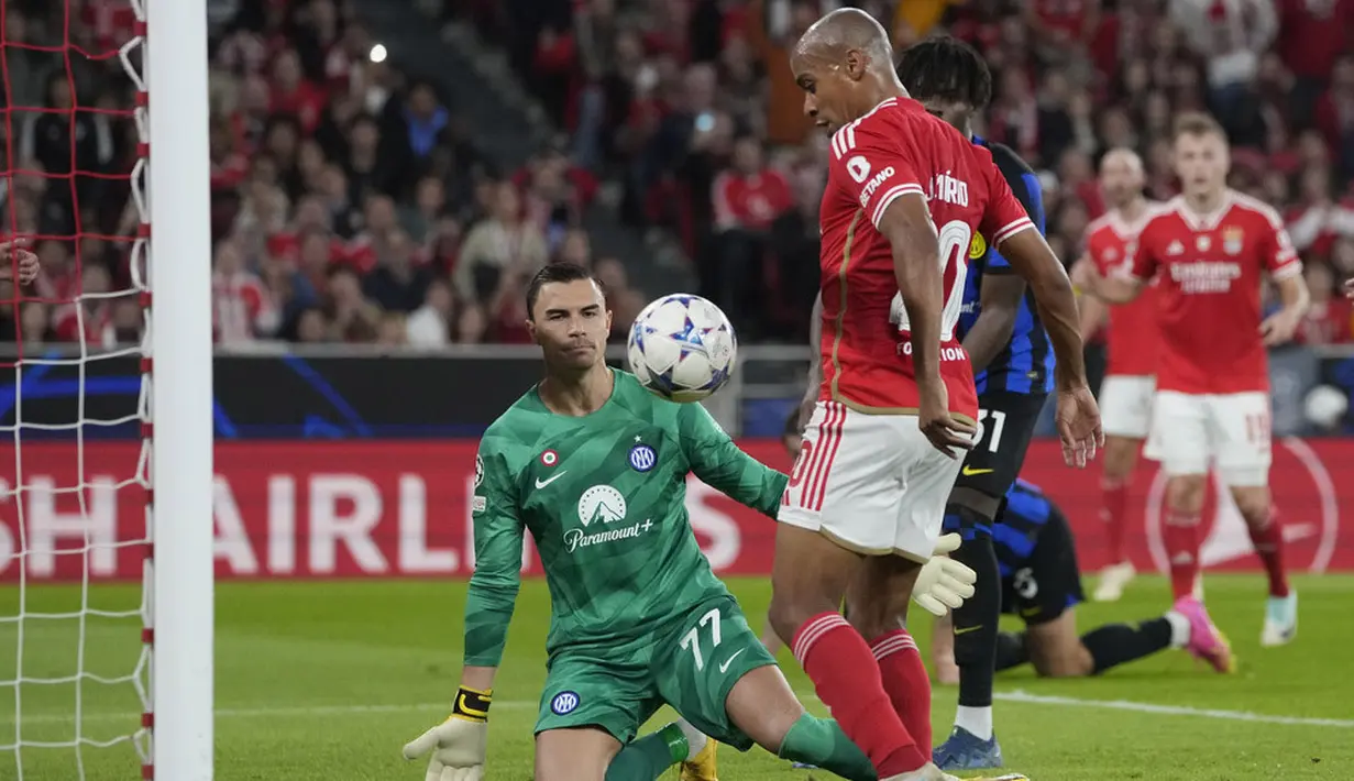 Pemain Benfica, Joao Mario, mencetak gol ketiga ke gawang Inter Milan pada laga grup D Liga Champions di Stadion the Luz, Rabu (29/11/2023). Hasil ini tidak mengubah posisi kedua tim di klasemen Grup D Liga Champions 2023/2024. Inter di peringkat dua dengan 11 poin, Benfica di dasar klasemen dengan 1 poin. (AP Photo/Armando Franca)