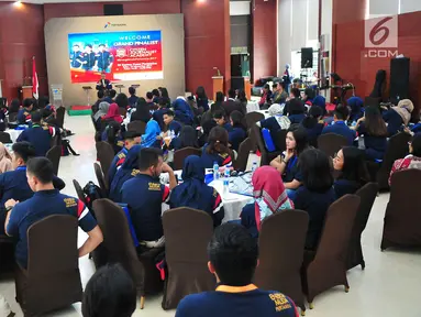 Seluruh finalis Citizen Journalist Academy (CJA) Energi Muda Pertamina saat bertandang ke Kantor Pusat Pertamina, Jakarta, Rabu (15/11). (Liputan6.com/Helmi Afandi)