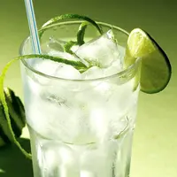 Kalau sudah bosan buka puasa dengan kolak pisang, sekarang kamu bisa bikin kreasi minuman dari jeruk nipis nih. (Foto: zastavki.com)