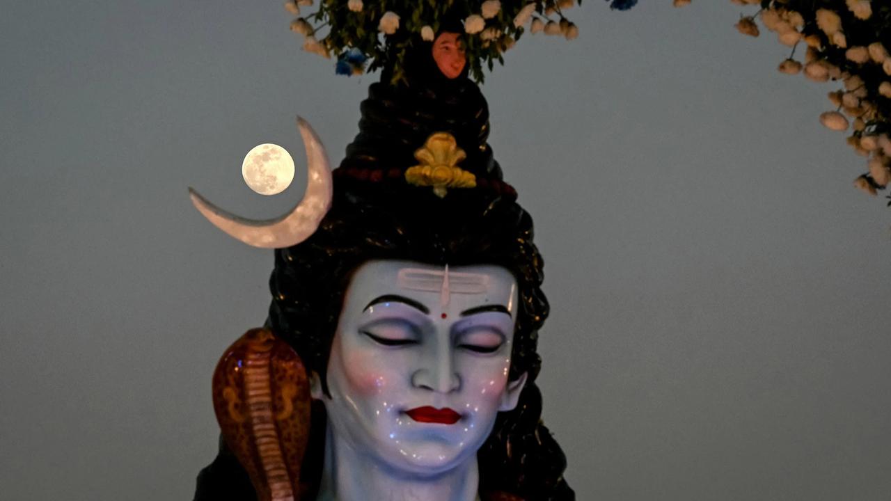 FOTO: Supermoon Wolf Moon Awali Fenomena Langit Tahun 2026