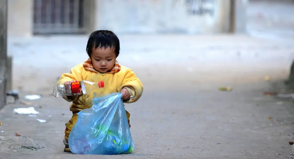Xiaoxiao saat mengumpulkan botol plastik. | Sumber Foto: whatsonxiamen.com