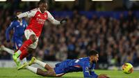 Eberechi Eze (Arsenal), kiri, berebut bola dengan Reece James (Chelsea) yang terjatuh dalam laga Premier League antara Chelsea dan Arsenal di London, Inggris, Minggu, 30 November 2025. (AP Photo/Ian Walton)