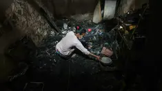 Warga mengais sisa barang yang masih bisa diselamatkan dari puing rumah yang terbakar di Jalan Kramat Pulo Dalam, Senen, Jakarta Pusat, Jumat (9/10/2026). (KLY/Budy Santoso)