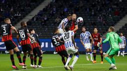 Penyerang Hertha Berlin, Dodi Lukebakio, berusaha menyundul bola saat menghadapi Eintracht Frankfurt pada laga lanjutan Liga Jerman di Olympiastadion, Sabtu (26/9/2020) dini hari WIB. Frankfurt menang 3-1 atas Hertha Berlin. (AFP/Odd Andersen)