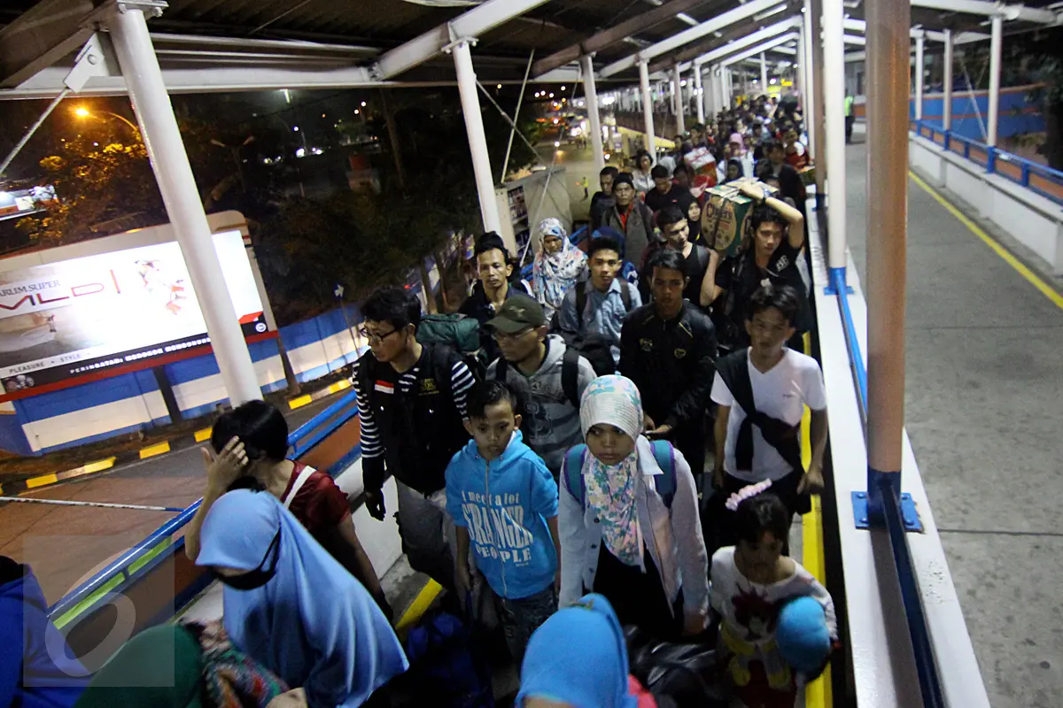 120150715-Puncak Mudik, Ribuan Penumpang Mulai Menyemut di Pelabuhan Merak-Banten 5