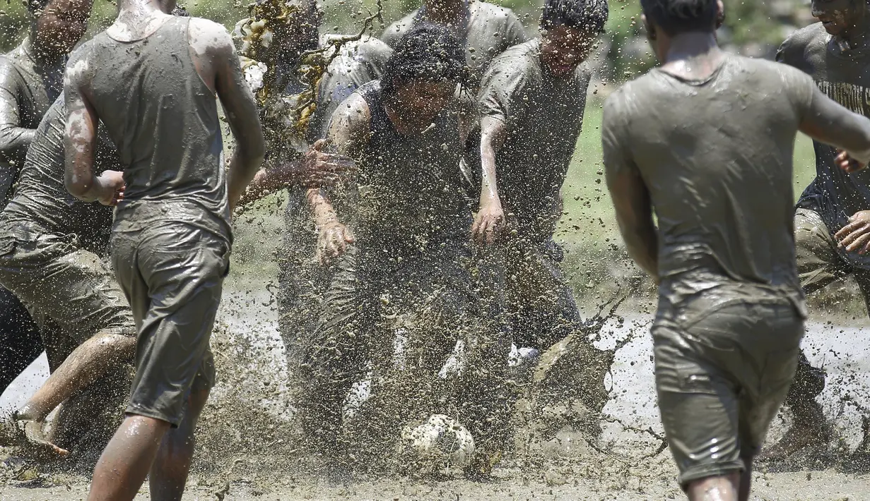 Beberapa orang berpartisipasi dalam sepakbola lumpur di Festival Asar Pandhra di Pokhara, Nepal. (30/6/2015). (REUTERS/Navesh Chitrakar)