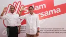Pasangan Anies Baswedan dan Sandiaga Uno meluncurkan logo kampanye salam bersama, Jakarta, Kamis (20/10). Peluncuran logo salam bersama ini juga menggantikan salam "winner" yang sebelumnya dipakai oleh Anies-Sandi. (Liputan6.com/Yoppy Renato)