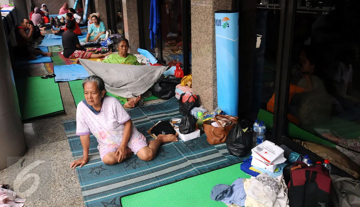 Warga Cipinang Melayu beristirahat di pelataran Masjid Raya Universitas Borobudur, Jakarta, Senin (20/2). Ratusan warga Cipinang Melayu terpaksa mengungsi akibat banjir yang menggenangi pemukiman mereka. (Liputan6.com/Helmi Fithriansyah)