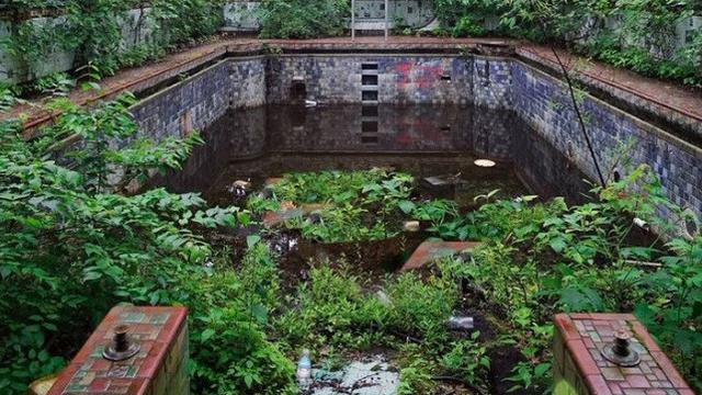 Bangunan Terbengkalai Unik