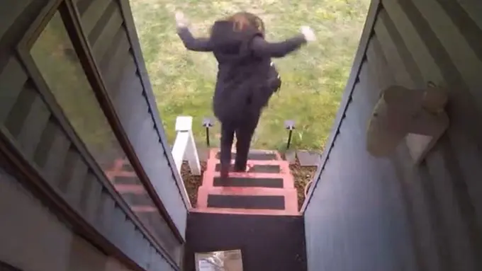 [Bintang] Paketnya Sering Dicuri, Pria Ini Balas Dendam dengan Cara Brilian