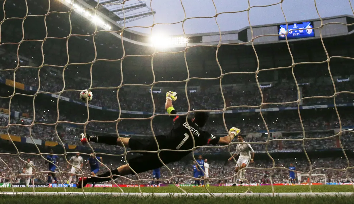 Eksekusi penalti Cristiano Ronaldo yang mengecoh Buffon. (Reuters / Juan Medina)