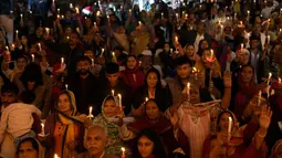 Pada hari raya Kristen, seperti Natal dan Paskah, prosesi besar berlangsung di Lahore, dari Gereja St. Anthony hingga Katedral. Hari raya dirayakan dengan penuh antusiasme. (AP Photo/K.M. Chaudary)