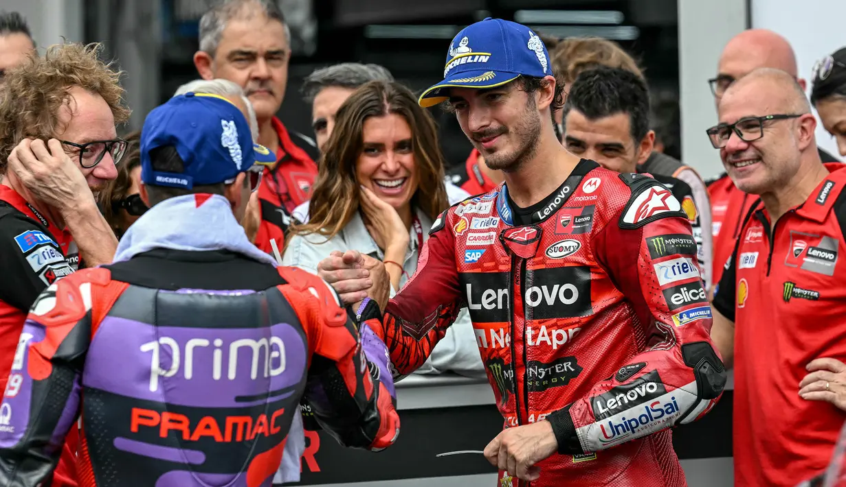 Francesco Bagnaia berhasil meraih pole position atau posisi terdepan sekaligus memecahkan rekor lap Sirkuit Sepang di babak kualifikasi MotoGP Malaysia 2024. (MOHD RASFAN/AFP)