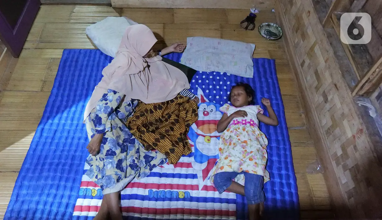 Keluarga Hamid Bambang Kusomo (28) saat ditemui di pemukiman mualaf yang berbatasan dengan daerah adat Baduy. Dalam memeluk agama Islam, Hamid tidak sendirian. Ia mengajak istrinya yang berasal dari kampung adat Baduy Dalam secara perlahan untuk memeluk Islam. (Liputan6.com/Herman Zakharia)