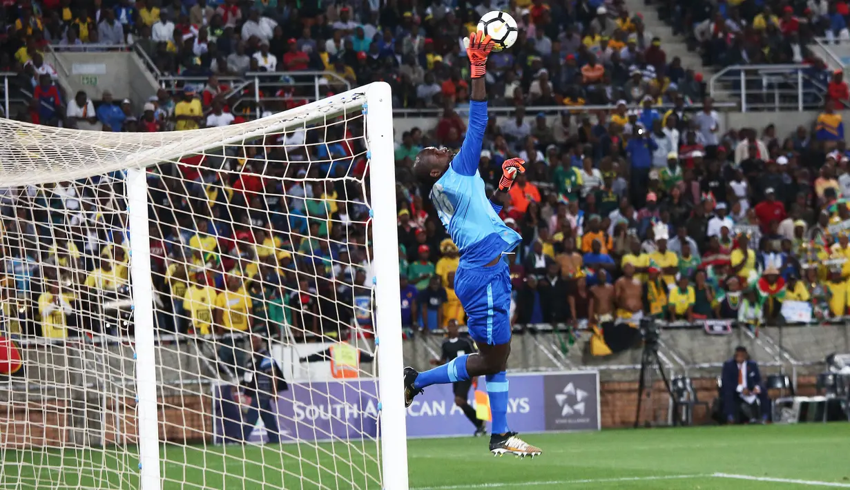 Kiper Senegal, Khadim Ndiaye, berusaha menangkap bola saat pertandingan melawan Afrika Selatan pada laga kualifikasi Piala Dunia 2018 di Stadion The Peter Mokaba, Jumat (10/11/2017). Senegal menang 2-0 atas Afrika Selatan. (AFP/Phill Magakoe)