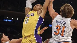 Pemain Los Angeles Lakers, Kyle Kuzma (tengah) gagal mencetak poin setelah diadang pemain New York Knicks, Ron Baker (31) pada lanjutan NBA basketball game di Madison Square Garden, New York, (12/12/2017). knicks menang 113-109. (AP/Andres Kudacki)