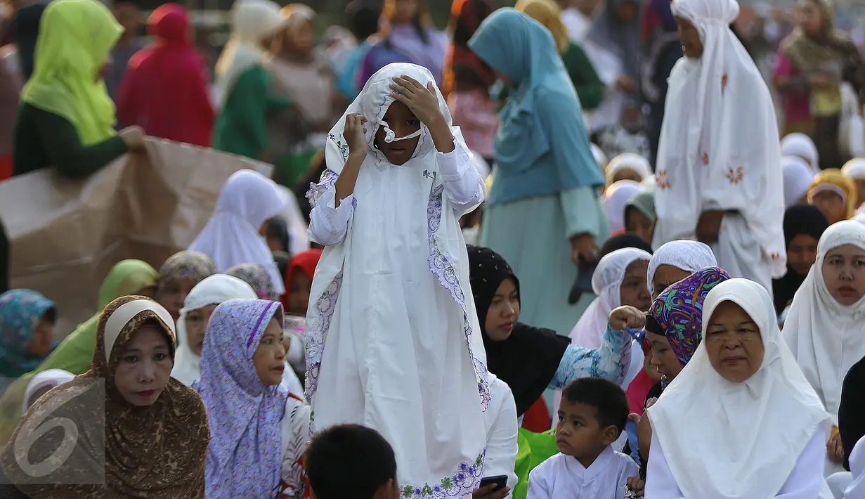 Umat Muslim di kawasan Jatinegara dan sekitarnya melaksanakan sholat Idul Adha 1436 H, Jakarta, Kamis (24/9/2015). Ruas Jalan Jatinegara Barat disulap menjadi tempat pelaksanaan salat. (Liputan6.com/Yoppy Renato)