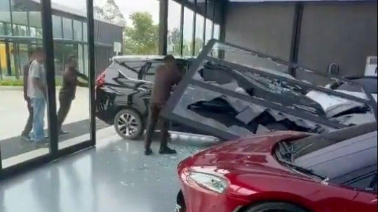 Sebelumnya diberitakan, Xpander penabrak Porshce GT3 diamankan di Polsek Teluknaga.<br>