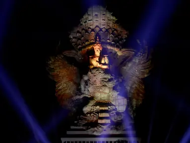 Foto pada 22 September 2018 menunjukkan Patung Garuda Wisnu Kencana disinari lampu laser saat peresmian di Ungasan, Bali. Patung setinggi 121 meter dan lebar 64 meter itu resmi diresmikan dan menjadi patung tertinggi ketiga di dunia. (AFP/SONNY TUMBELAKA)