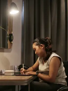 7 Zodiak yang Memilih Sibuk Bekerja karena Belum Siap Jatuh Cinta Lagi./Copyright Fimela/Adrian Putra