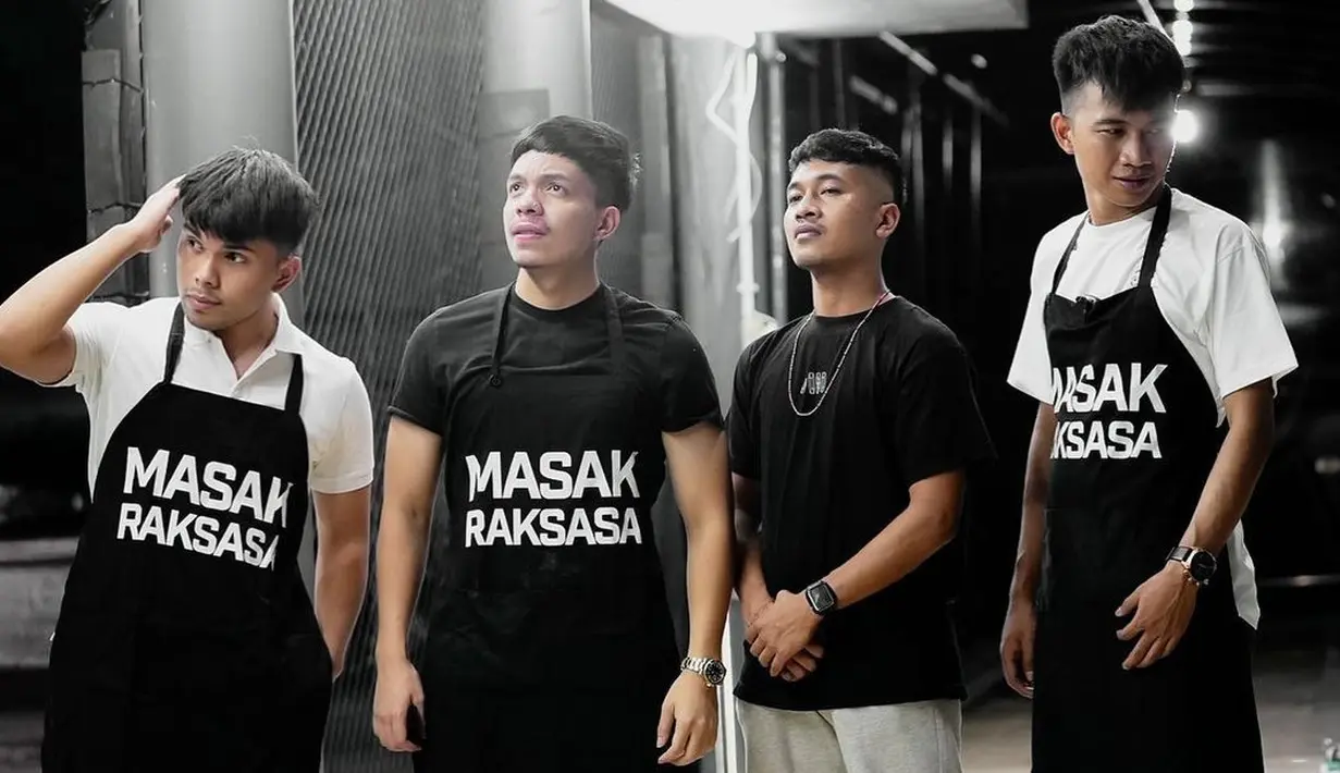 Atta memang paling sering terlihat berfoto bersama sang adik Thariq Halilintar, seperti pada foto yang satu ini. Atta dengan kaus dan celana jeans hitam polosnya, Thariq terlihat mengenakan polo shirt putih dengan celana jeans hitam. Foto: Instagram.