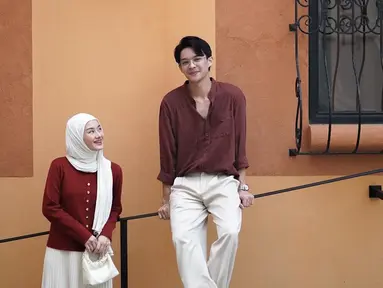 Dalam salah satu foto, Dinda dan Rey tampil dengan gaya kasual namun tetap terlihat kompak. Mengenakan pakaian dengan warna senada, mereka berdua tampak begitu serasi. Senyum manis yang terpancar dari wajah mereka menambah kesan romantis dan membuat banyak netizen iri melihat kebersamaan mereka. (Liputan6.com/IG/@dindahw)
