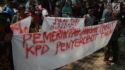 Sejumlah warga Pulau Pari menggelar aksi di depan Balai Kota DKI Jakarta, Senin (30/4). Warga meminta Pemprov mencabut sertifikat tanah yang diberikan kepada PT Bumi Pari Asri, yang dinilai cacat prosedur dan maladministrasi. (Liputan6.com/Arya Manggala)