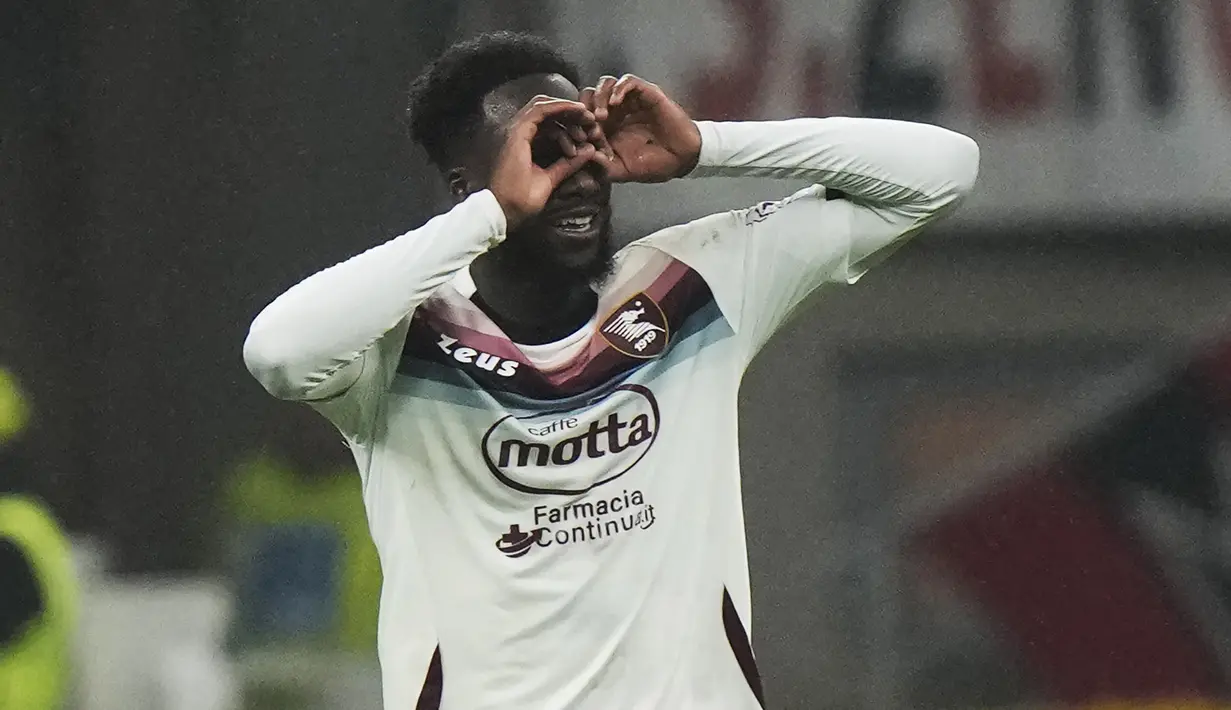 Selebrasi striker Salernitana, Boulaye Dia setelah mencetak gol penyeimbang 1-1 ke gawang AC Milan pada laga pekan ke-26 Liga Italia 2022/2023 di San Siro Stadium, Milan, Selasa (14/3/2023) dini hari WIB. (AP Photo/Luca Bruno)