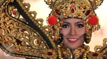 Puteri Indonesia Anindya Kusuma Putri mengenakan kostum karya Dynand Fariz dengan tema "Mythical Eyes on Barong", Jakarta, Kamis (26/11/2015). Kostum ini memiliki bobot 27 Kg dan akan dipakai di perhelatan Miss Universe 2015. (Liputan6.com/Gempur M Surya)