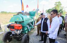 Fakta Unik: Combine Harvester Bisa Panen 1 Hektar dalam 2 Jam! Gubernur Khofifah Serahkan Bantuan Alat Mesin Pertanian di Blitar
