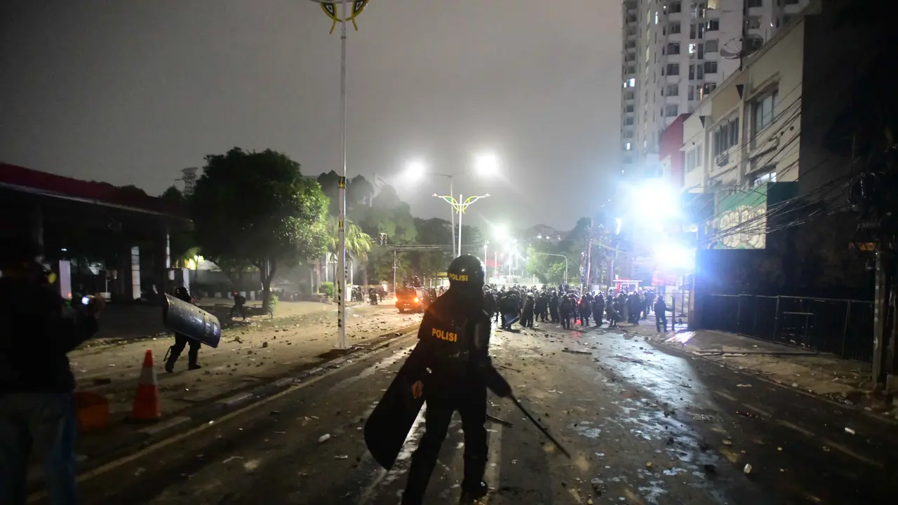 Bentrokan Massa Demo dan Polisi Pecah di Kawasan Pejompongan