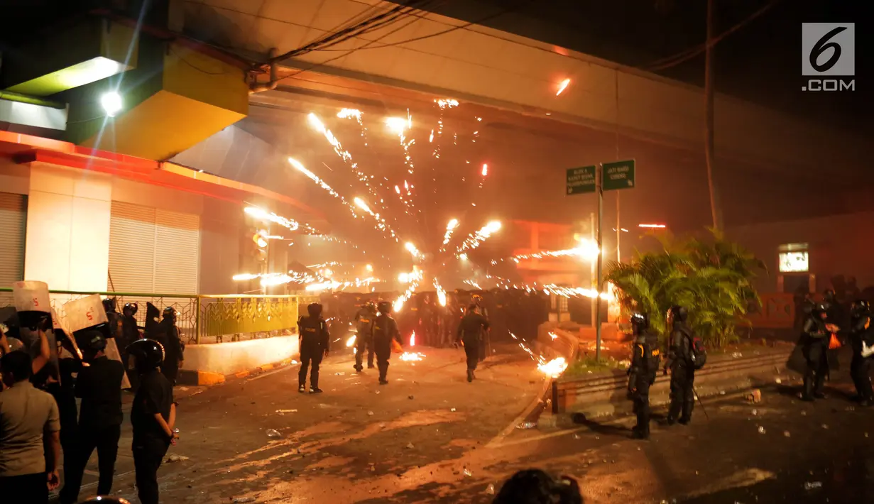 Tembakan kembang api saat terjadi bentrokan massa denegan aparat kepolisian di kawasan Tanah Abang, Jakarta, Rabu (22/5/2019). Massa pengunjuk rasa berada di kawasan dekat Blok A Tanah Abang tersebut setelah terus dipukul mundur oleh aparat dari kawasan gedung Bawaslu. (Liputan6.com/Gempur M Surya)