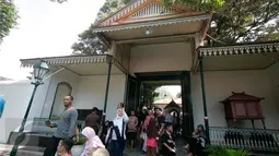 Wisatawan mengunjungi keraton kesultanan Yogyakarta,(10/7).Kunjungan wisata mengalami lonjakan menjelang liburan akhir lebaran .(Boy Harjanto)