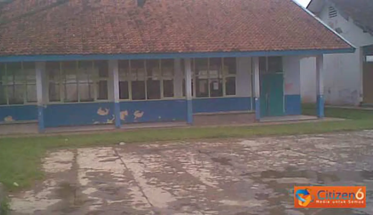 Citizen6, Bandung: SMP Negeri 1 Kertasari, Kabupaten Bandung, rusak parah akibat gempa bumi. Hingga saat ini sekolah tersebut belum di renovasi. (Pengirim: Sany Bahtiar)