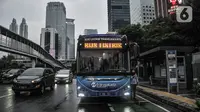 Bus listrik Transjakarta menunggu penumpang di Terminal Blok M, Jakarta, Kamis (4/11/2021). Uji coba bus listrik Transjakarta dilakukan seiring pemberlakuan PPKM Level 1 di Jakarta dengan menerapkan protokol kesehatan serta menunjukkan sertifikat vaksinasi COVID-19. (merdeka.com/Iqbal S. Nugroho)