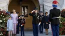 Pangeran pewaris tahta kerajaan itu serasi dengan ayahnya, Pangeran Albert, dalam balutan seragam hitam mungil lengkap dengan topi dan medali, serta jasnya dihiasi dua mahkota di bagian lehernya. Anak berusia 9 tahun itu bahkan memberi hormat dalam sebuah upacara yang diadakan di halaman istana. [Instagram/ @palaisprincierdemonaco]